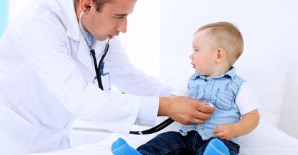 Lekarz stażysta zarabia mniej niż płaca minimalna
