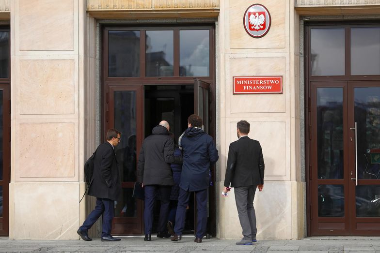 Cezary Tomczyk, Marta Golbik i Jarosław Urbaniak z PO pojawili się nad ranem w siedzibie Ministerstwa Finansów