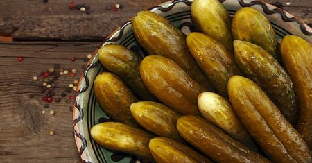 Masz takie objawy? Natychmiast przestań jeść ogórki kiszone