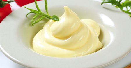 Smarowidło do pieczywa z olejem roślinnym (60% tłuszczu) w tubce/kostce/butelce z witaminą D