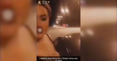 Kobieta wypadła przez okno samochodu na autostradzie nagrywając film na Snapa