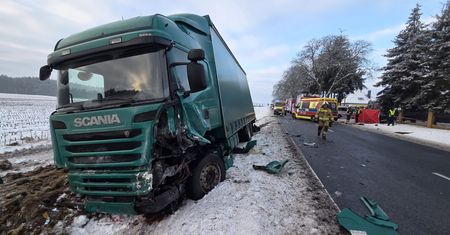 Tragiczny wypadek na DW 193. Nie żyje 42-letnia kobieta. Dzieci w szpitalu - AKTUALNOŚCI