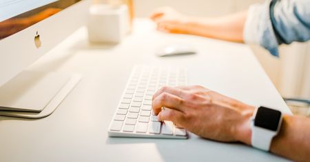 Czy zakup domeny internetowej stanowi import usług?