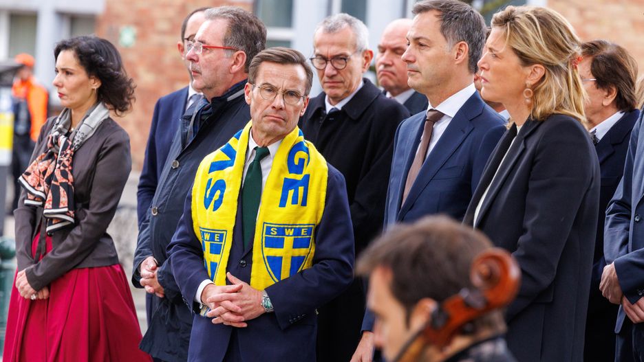 Belgium's Foreign Minister Hadja Lahbib (L), Sweden's Prime Minister Ulf Kristersson (C), Belgium's Prime Minister Alexander de Croo (3-R) and Belgian Interior Minister Annelies Verlinden (R) attend a commemoration for the two Swedish soccer fans who were killed by a gunman in a terrorist attack in Brussels, Belgium, 18 October 2023. A man, suspected of killing two Swedish nationals on 16 October, was shot dead by the Police during an operation. EPA/OLIVIER MATTHYS Dostawca: PAP/EPA.