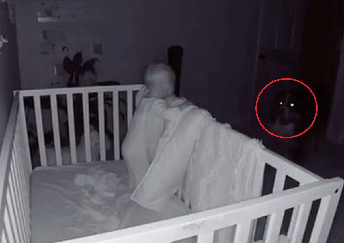 Zainstalowali kamerkę w pokoju dziecka. Wtedy to zobaczyli