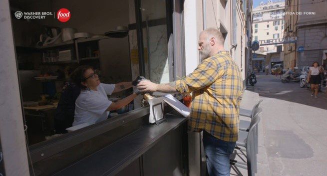 Nazwa Warner Bros. Discovery przy logotypach wybranych kanałów grupy