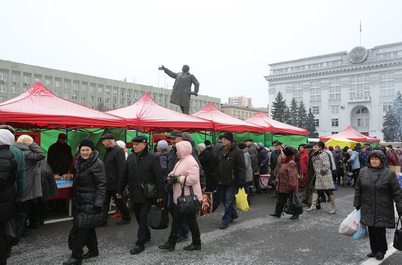 Rosjanie wyjeżdżają z kraju za lepszym życiem. Na zdjęciu Kemerowo i pomnik Lenina .Andrey Rudakov/Bloomberg via Getty Images