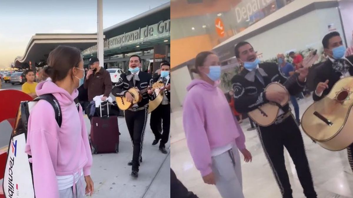 Iga Świątek na lotnisku w Guadalajarze powitana przez meksykańskich muzyków