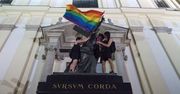 Warszawa. Jezus Chrystus z tęczową flagą. Minister zawiadomił prokuraturę