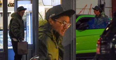 Kuba Wojewódzki pod osłoną nocy pakuje siebie i pierogi do lamborghini. To dla nowej "żony"? (ZDJĘCIA)