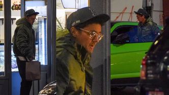 Kuba Wojewódzki pod osłoną nocy pakuje siebie i pierogi do lamborghini. To dla nowej "żony"? (ZDJĘCIA)