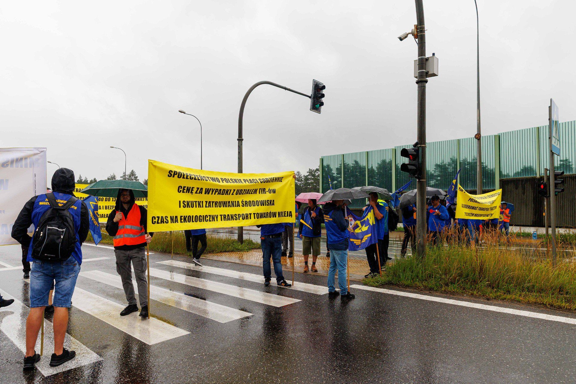 Protest kolejarzy na DK8 w okolicach Vikinga