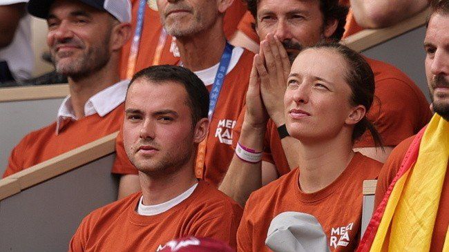 Iga Świątek podczas ceremonii oddania hołdu hiszpańskiemu tenisiście Rafaelowi Nadalowi na korcie Philippe Chatriera przed French Open