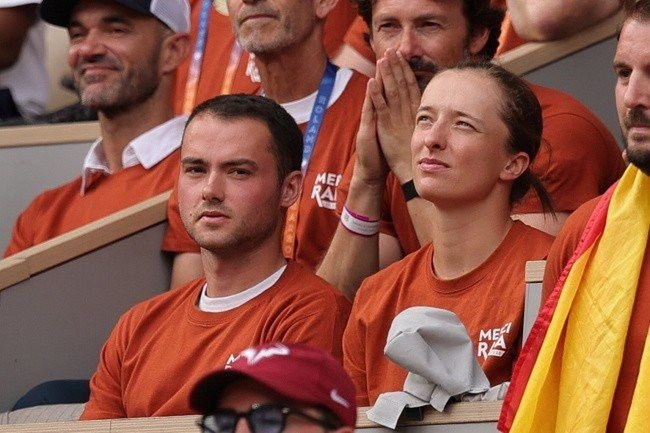 Iga Świątek podczas ceremonii oddania hołdu hiszpańskiemu tenisiście Rafaelowi Nadalowi na korcie Philippe Chatriera przed French Open