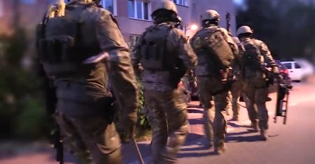 Handlowali narkotykami i bronią. Nagranie policji z akcji