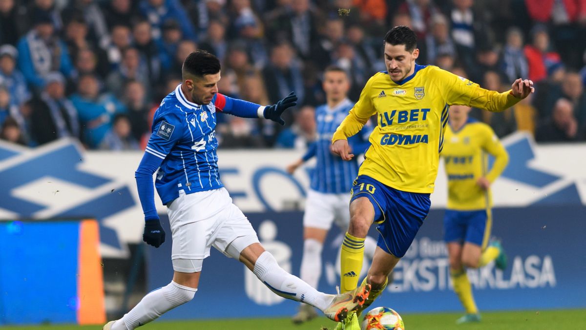 PAP / Jakub Kaczmarczyk / Na zdjęciu: zawodnik Lecha Poznań Darko Jevtić (z lewej) i Marko Vejinovic (z prawej) z Arki Gdynia