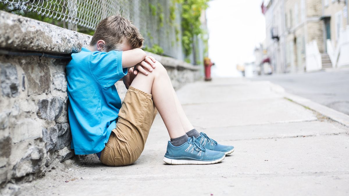 Rodzice zostawili chłopca przed domem. Zdj. ilustracyjne 