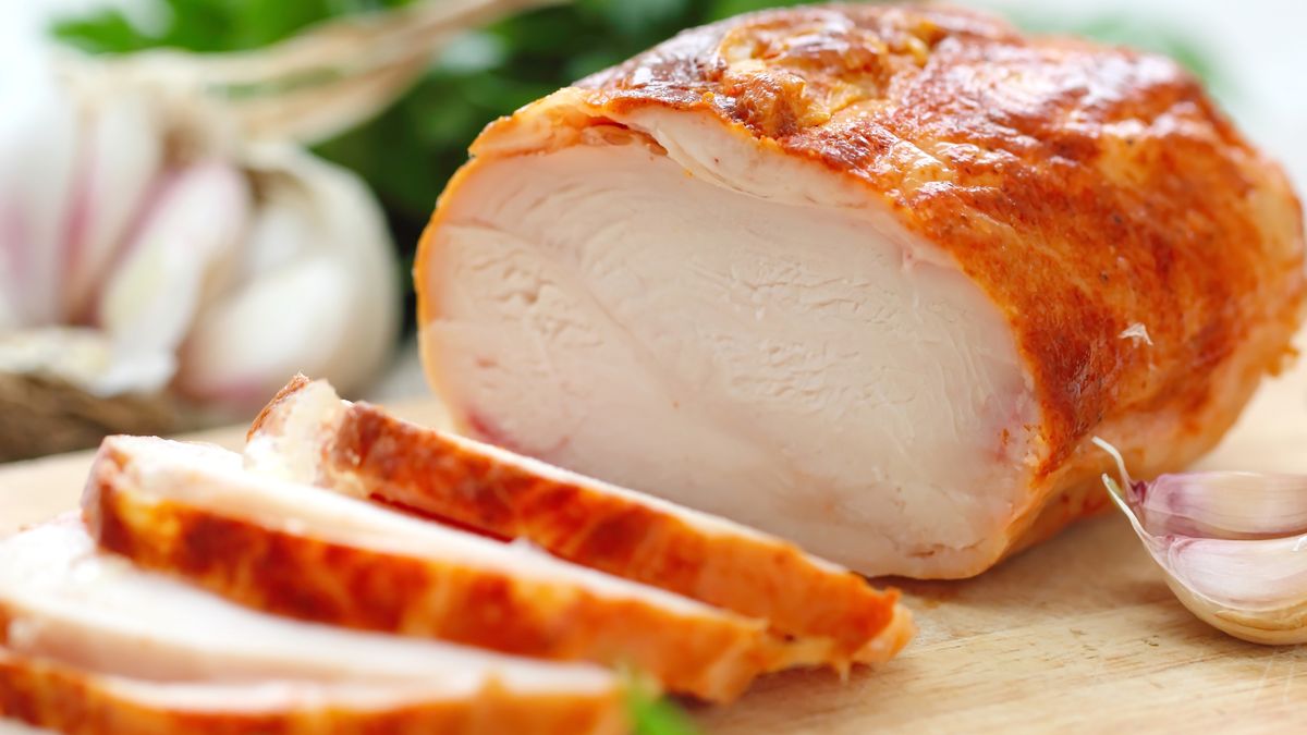 Domowa wędlina z kurczaka smaczniejsza niż sklepowa