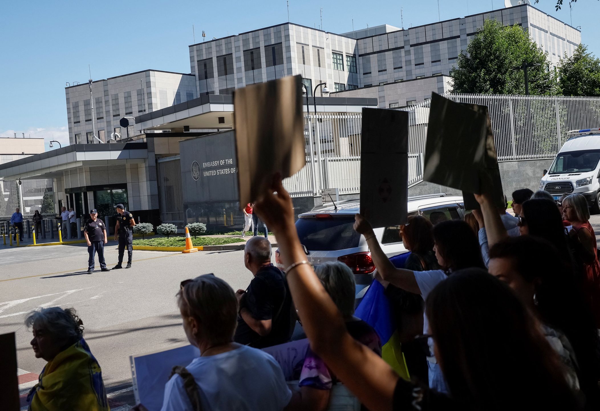Ukraińcy protestujący przed ambasadą USA w Ukrainie 