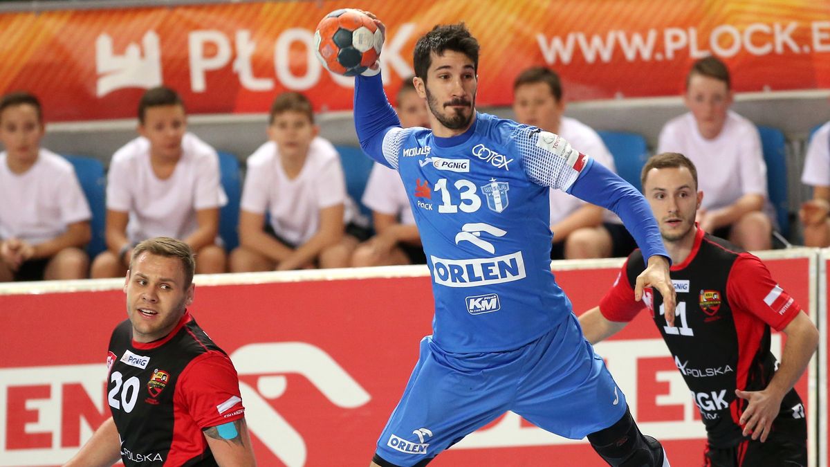 PAP/EPA / Piotr Augustyniak / Na zdjęciu: Alvaro Ruiz (z piłką) oraz Bartosz Nastaj (z lewej) i Marcin Szopa (z prawej)