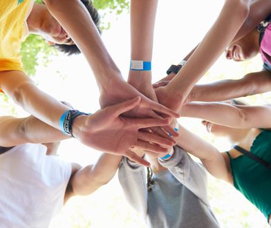 Zabawy integracyjne – jakie niosą ze sobą korzyści i jak się bawić?