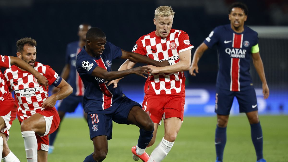 PAP/EPA / Na zdjęciu: Ousmane Dembele (z lewej) Donny van de Beek