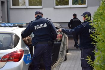Mężczyzna strzelał z broni i groził ludziom w Brodnicy. Agresor w rękach policji