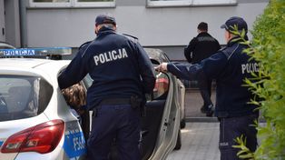Mężczyzna strzelał z broni i groził ludziom w Brodnicy. Agresor w rękach policji