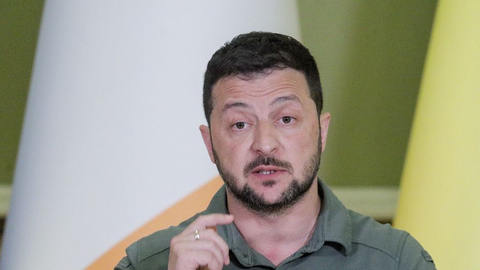 Ukrainian President Volodymyr Zelensky speaks during a joint press conference with Irish Prime Minister Leo Varadkar (not pictured) in Kyiv, Ukraine, 19 July 2023. Irish Taoiseach Leo Varadkar arrived in Kyiv to meet with President Zelensky and top Ukrainian officials in support of the country amid the Russian invasion. EPA/SERGEY DOLZHENKO Dostawca: PAP/EPA.