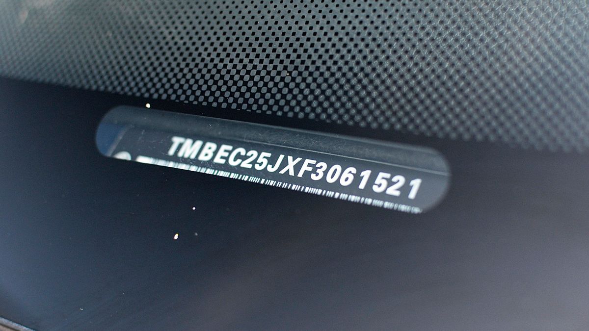 Numer VIN to znak identyfikacyjny pojazdu, którego zgodność z dokumentacją powinieneś sprawdzić obowiązkowo przy zakupie auta.