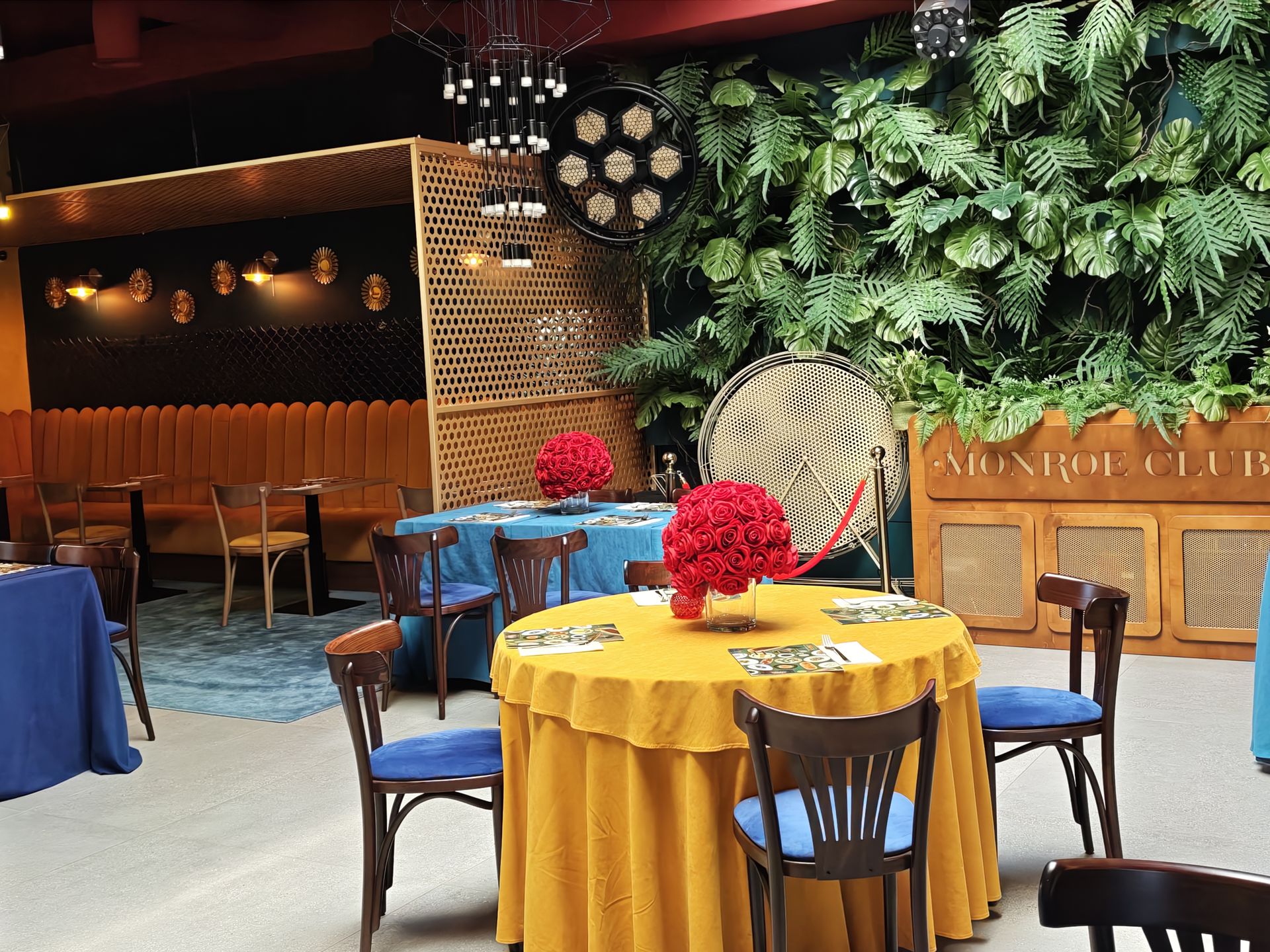 Eleganckie stoliki czekają z nakryciem