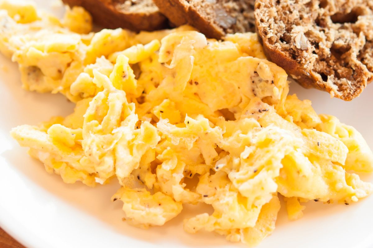 Do jajecznicy dodaj owoc. Nietypowe połączenie, ale smakuje zaskakująco dobrze