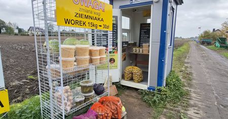 Rolnik postawił budkę bez sprzedawcy. Sklepik działa 24h na dobę