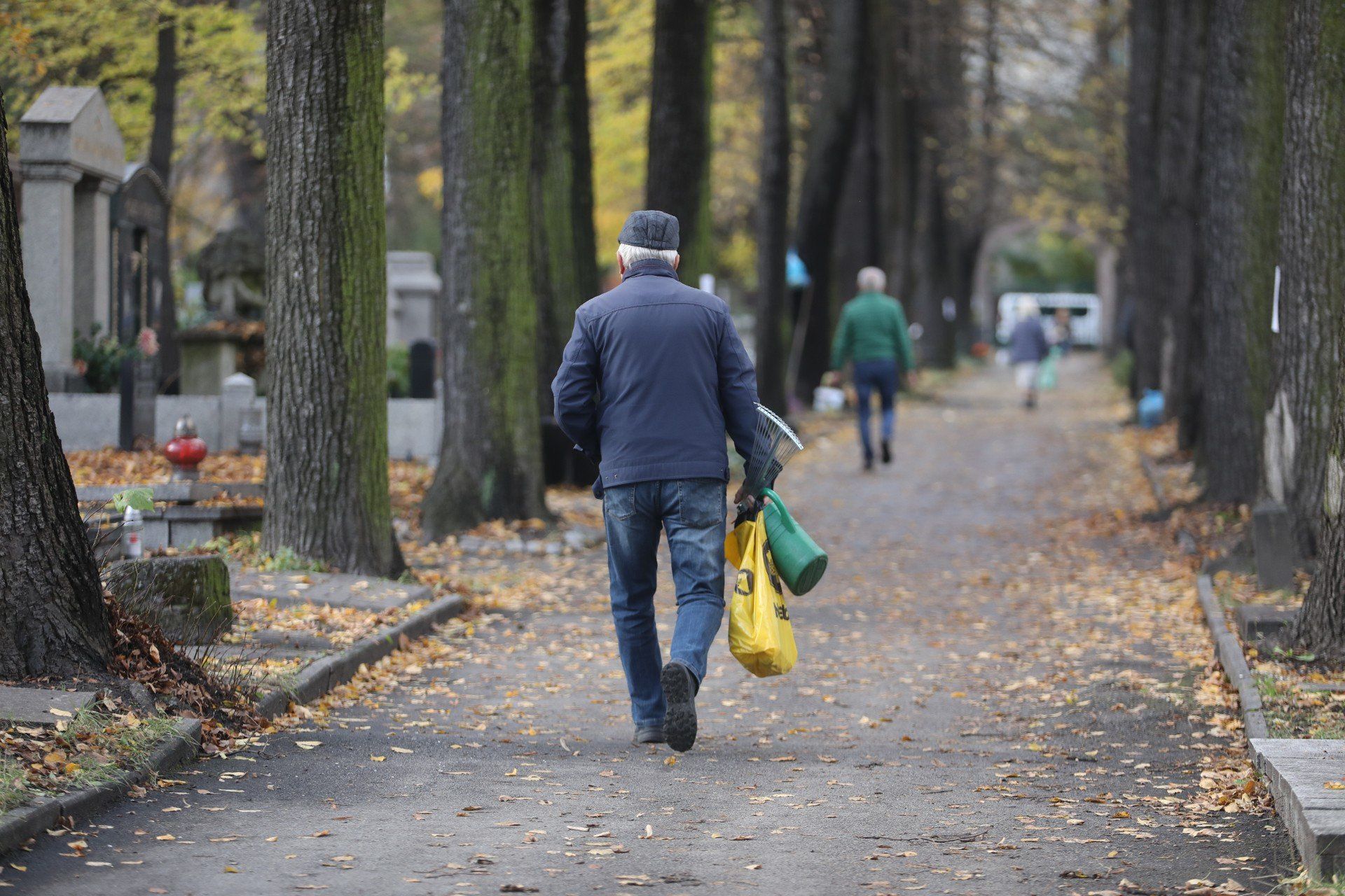 Wszystkich Świętych 2025: Mieszkańcy Katowic sprzątają groby