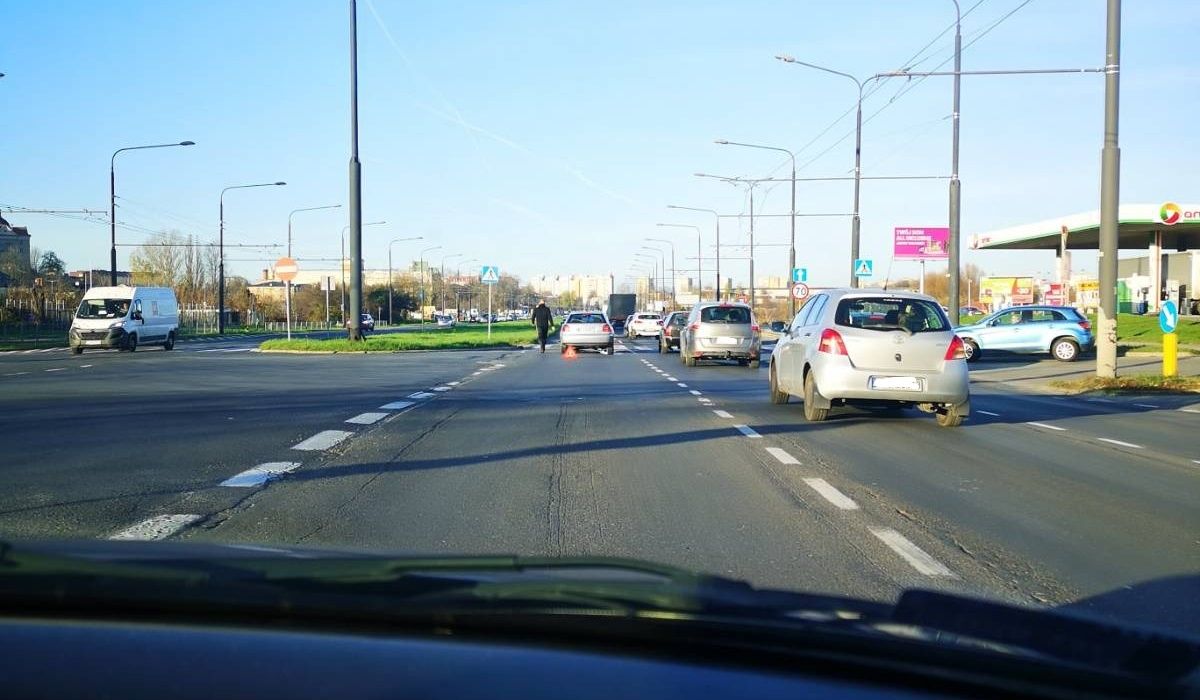 Zderzenie audi z volvo przed przejściem dla pieszych na al. Unii Lubelskiej