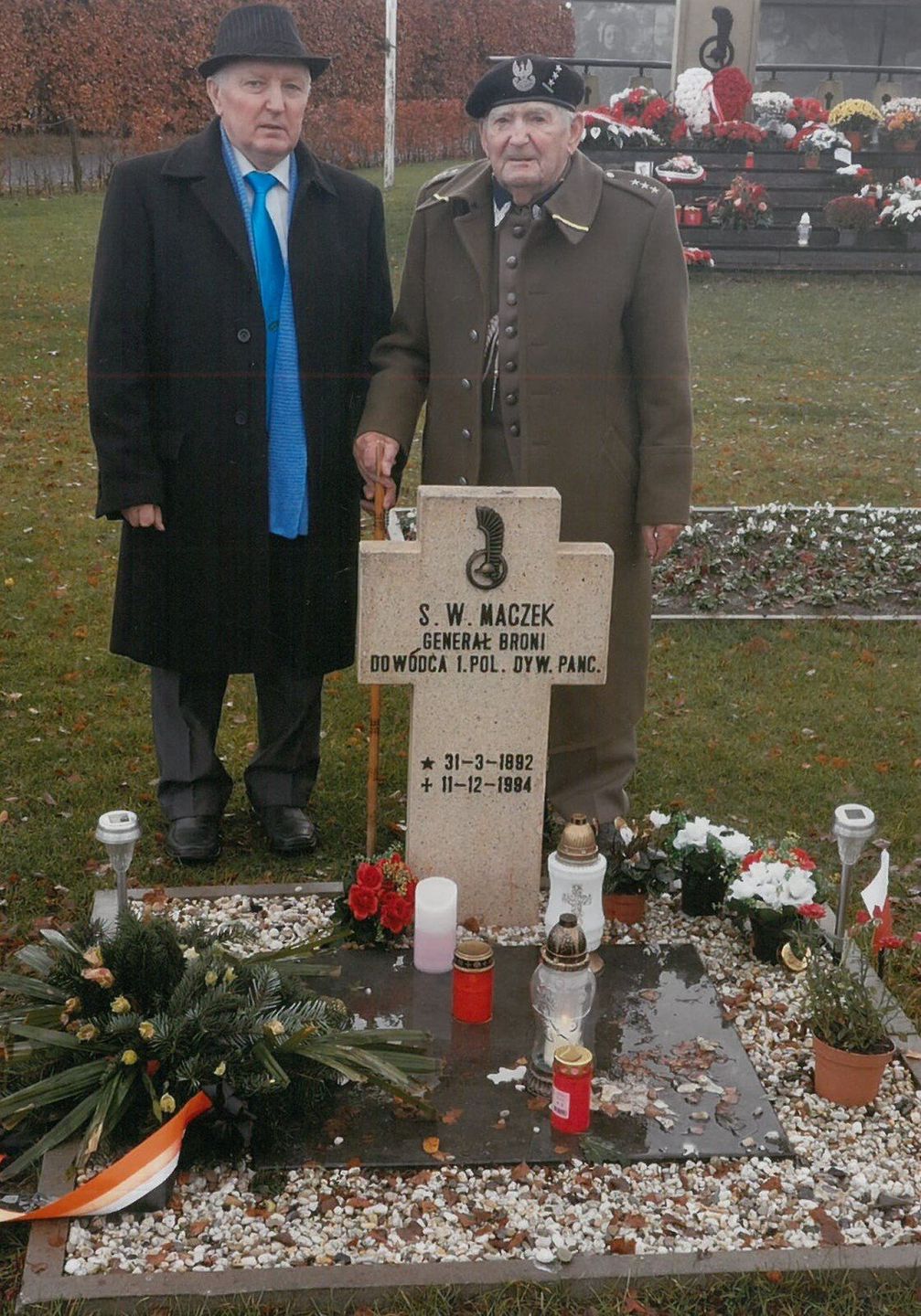 Józef Kwidziński na grobie swojego dowódcy gen. Stanisława Maczka 