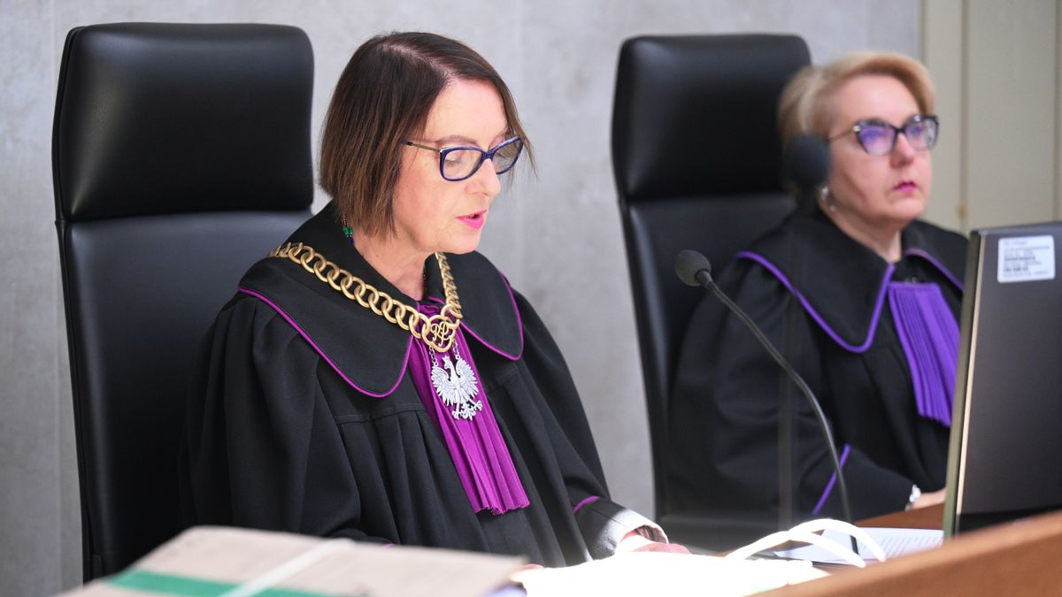 Łódź, 15.05.2024. Sędziowie Małgorzata Stanek (L) i Krystyna Golinowska (P) na sali Sądu Okręgowego w Łodzi, 15 bm. Sąd ma ogłosić wyrok w sprawie dot. unieważnienia lub uchylenia uchwały połączeniowej firm LOTOS i ORLEN. (ad) PAP/Łukasz Szeląg