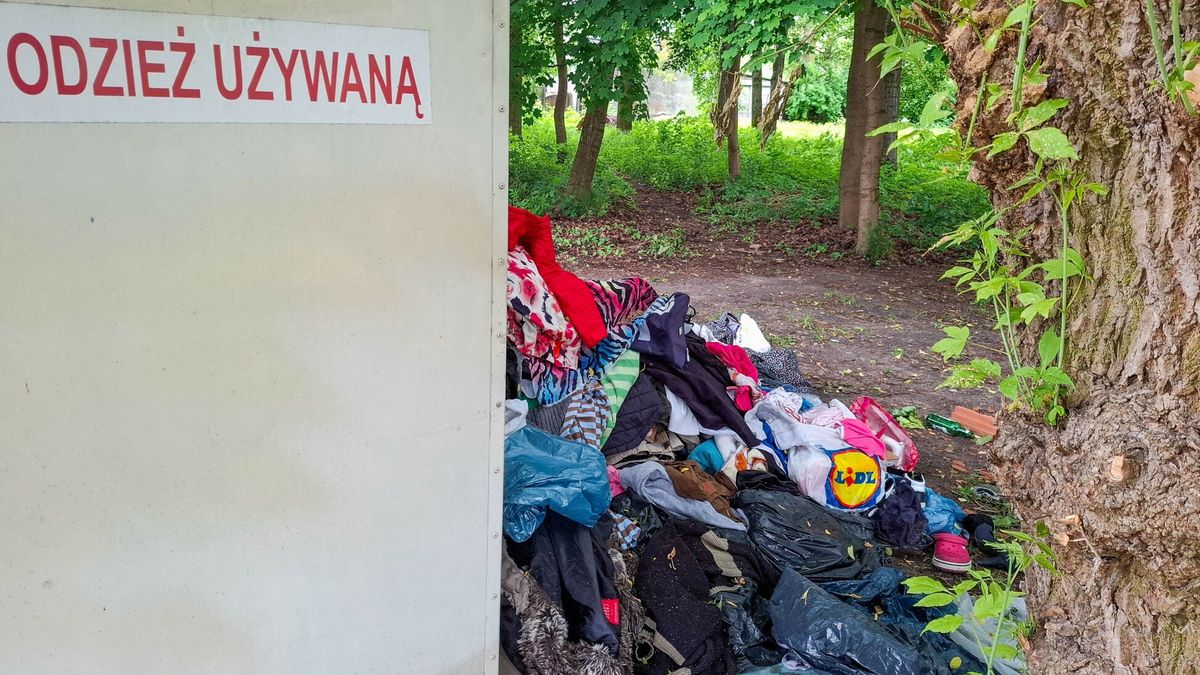 Jeszcze latem można było zobGóry śmieci w kontenerach na odzież.