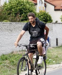 Maciej Dowbor: Prezenter telewizyjny wozi córeczkę na rowerze