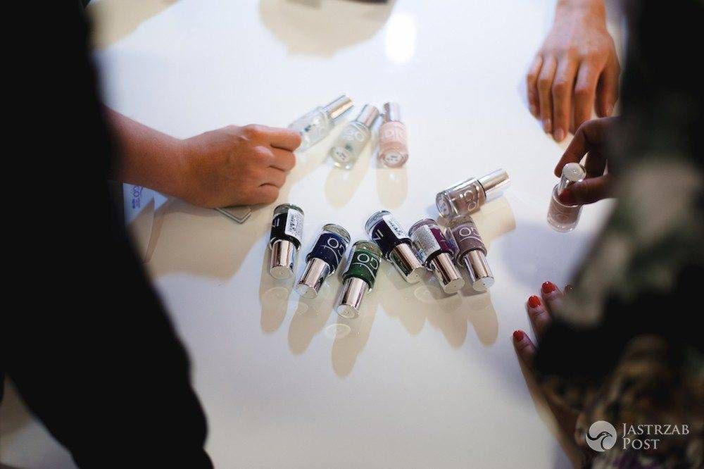 Zdjęcia z backstage z pokazu BIZUU , produkty, manicure INDIGO (fot. Artur Cieślakowski)