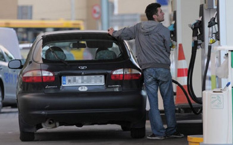 Ceny ropy spadają, a paliwa za bardzi nie tanieją. Gdzie zaoszczędzisz najwięcej?