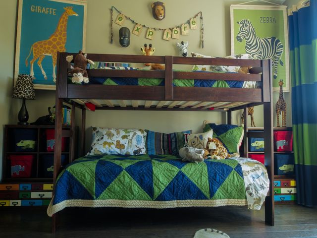 Łóżka piętrowe dla dzieci to świetna propozycja dla rodzeństwa zajmującego jeden pokój