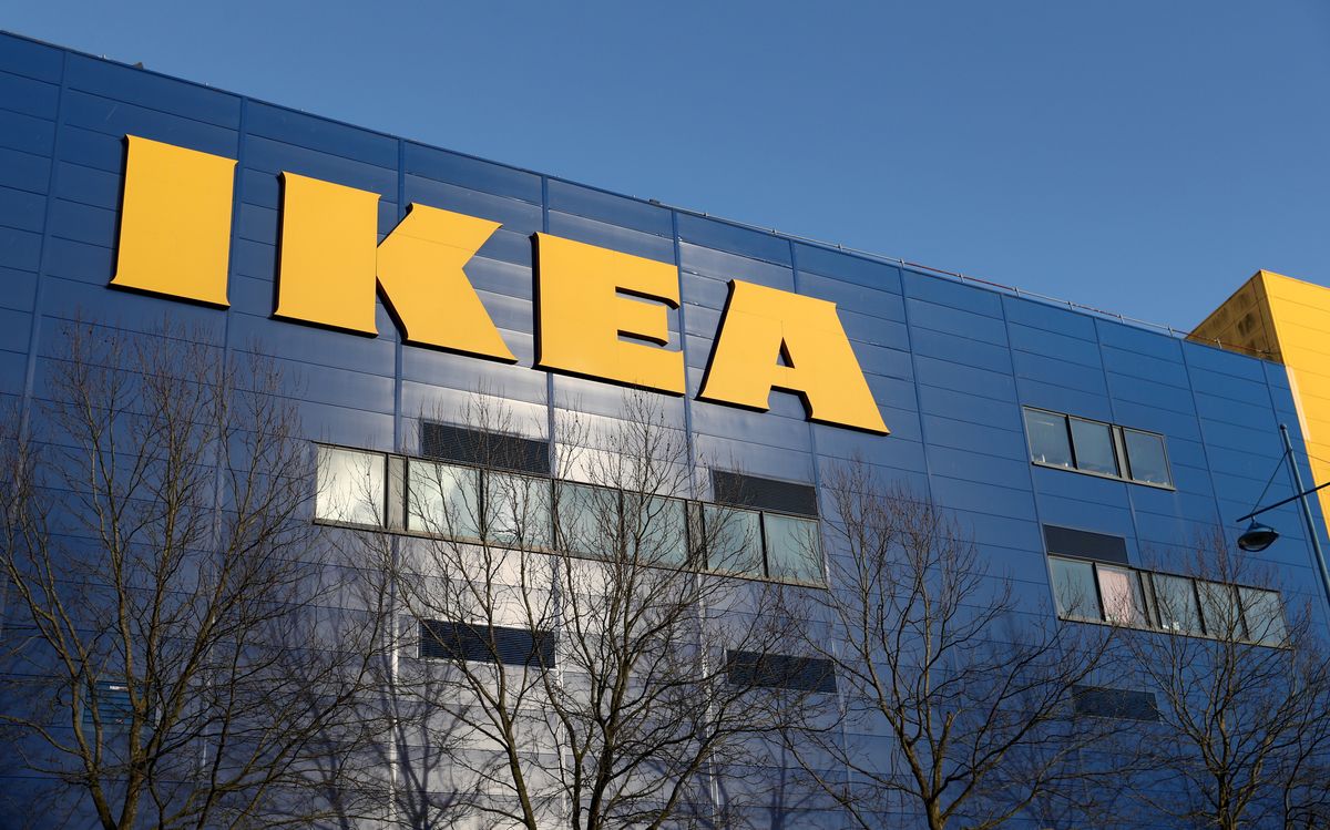 Intensywne opady śniegu w duńskim Aalborg "uziemiły" grupę około 30 pracowników i klientów w sklepie IKEA. Spędzili w nim noc. 