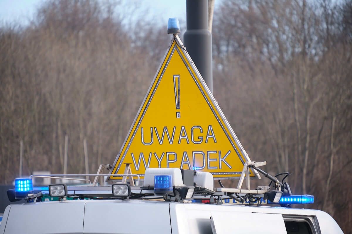 Uwaga wypadek - znak na radiowozie policji