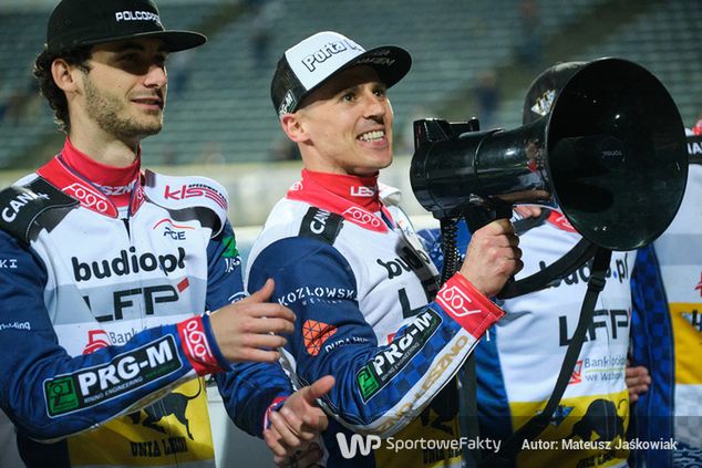 Na zdjęciu: Grzegorz Zengota (na środku)