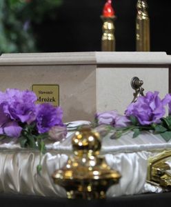 Urna z prochami Sławomira Mrożka złożona w sarkofagu