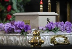 Urna z prochami Sławomira Mrożka złożona w sarkofagu