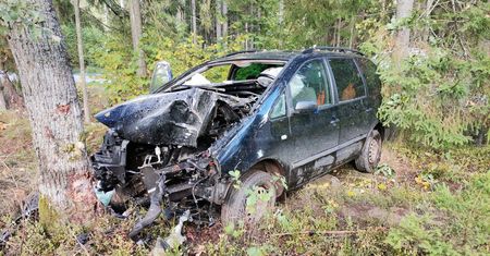 Auto wypadło z drogi. 72-letni kierowca zginął na miejscu