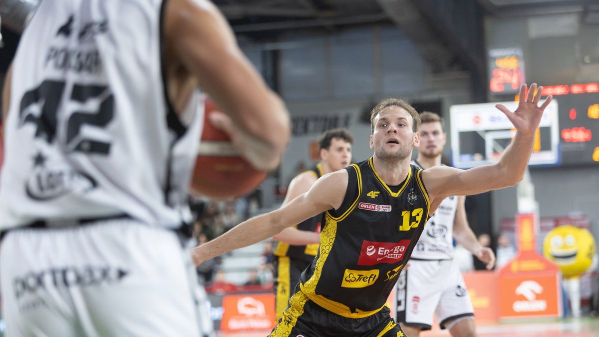 PAP / Leszek Szymańsk / Koszykarz Energi Trefla Sopot Mindaugas Kacinas (P) podczas meczu Ekstraklasy z Legią Warszawa