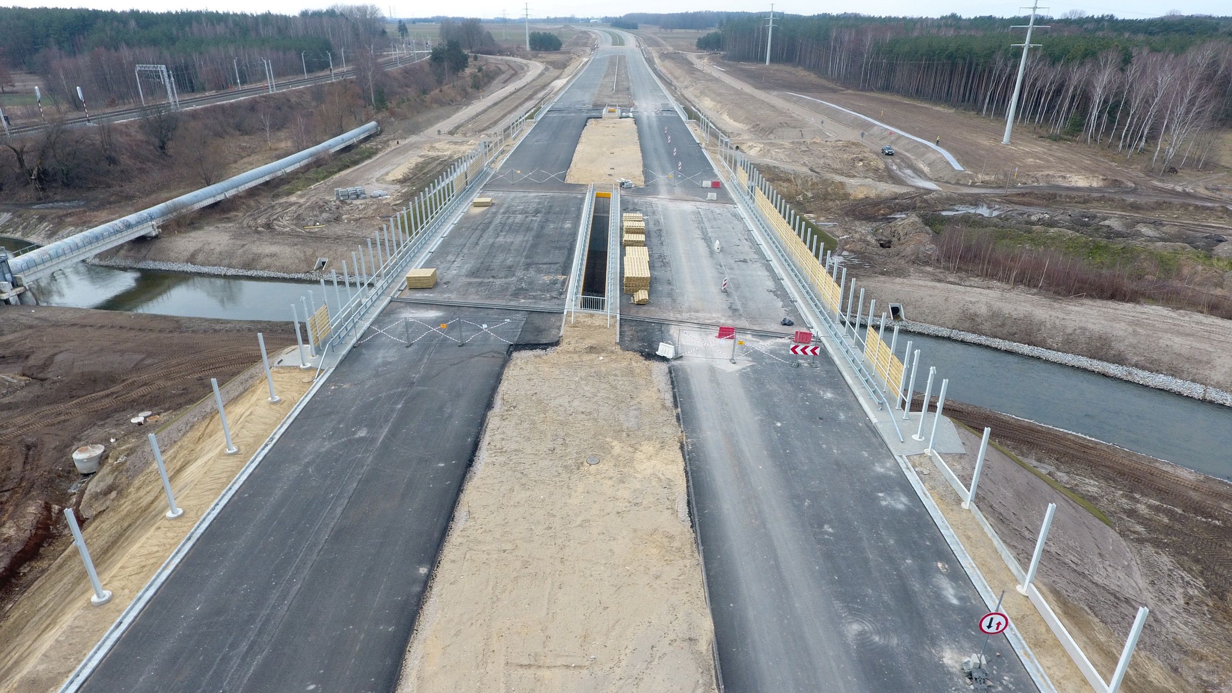 Budowa odcinka drogi S14 Lublinek - Aleksandrów Łódzki, marzec 2022 r.